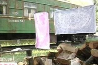 Семья живет в железнодорожном вагоне (видео)