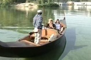 В Днепропетровске появилась лодка любви (видео)