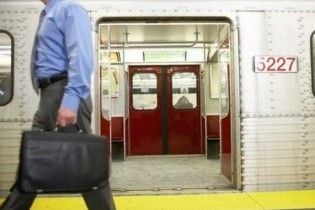 В Лос-Анджелесе автобус столкнулся с метро