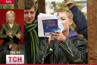 Украинских поэтов едва не вынесло в открытое небо (видео)