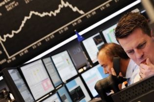 Доллар "упал" сильнее всего за последние 7 лет