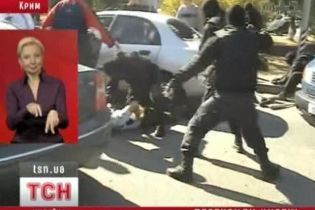 Наркоторговцев, работавших под прикрытием милиции, задержали (видео)