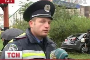 Во Львове водитель сбил двух пешеходов (видео)