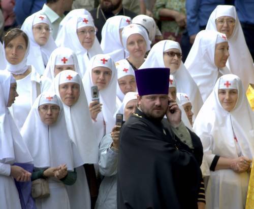 Монахині і священик