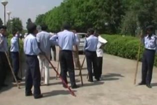 Рабочие на смерть забили палками директора за увольнение (видео)