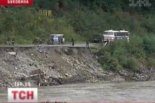 На Буковине люди ежедневно ходят смертельной тропинкой (видео)