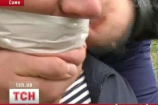 В Сумской области плуты выбивали деньги из людей в лесополосе (видео)