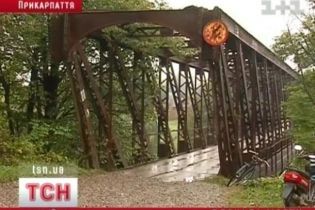 Крестьяне на Прикарпатье блокируют мост (видео)