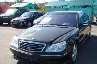 В Киеве Mercedes сбил двух людей. Водитель убежал