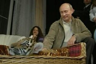 Путину подарили тигрицу (видео)