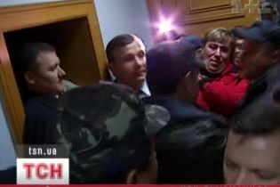 Драка в ЦИК: кто кого обижал? (видео)
