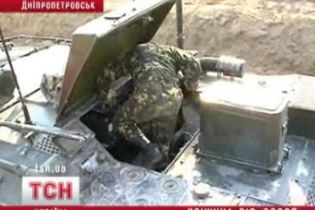 Военные защищаются от грибников (видео)