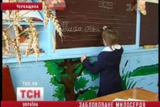 Девочке, которую спасали всей Украиной, банк не отдает деньги (видео)