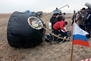 "Союз" доставил трех космонавтов с МКС на Землю