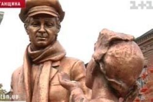 В Луганской области открыли памятник Остапу Бендеру (видео)
