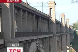 На "аномальный" мост в России пустили машины