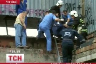 Пьяная школьница заснула на табло стадиона (видео)