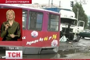 Грузовик сбил трамвай с рельс (видео)