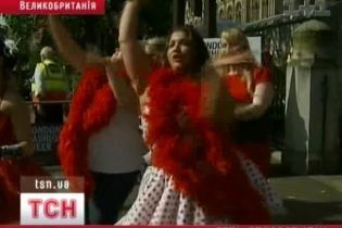 Пышные модели устроили шоу на улице (видео)