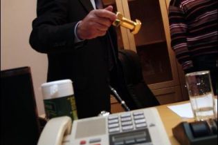 Черновецкий показал золотые гайки в своем кабинете (фото)