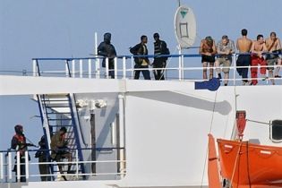 Пираты угрожают взорвать судно Faina (видео)