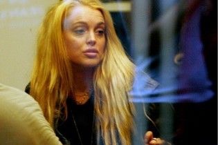 Суд обязал Линдсей Лохан носить "антиалкогольный браслет"