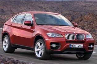 В центре Львова неизвестные напали на водителя и отобрали у него BMW X6