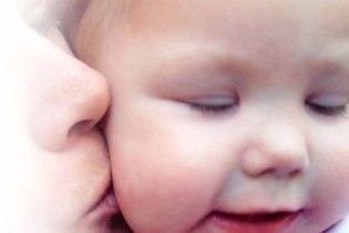 Ученые: поцелуй матери защищает младенца от болезней