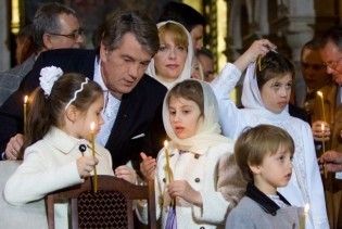Во львовской церкви Ющенко изобразили рядом с Богородицей