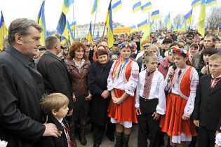 Ющенко задолжал жителям Хоружевки по пять гривен