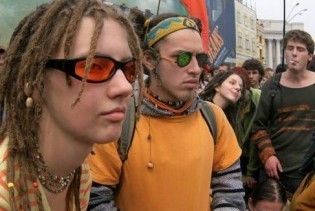 В Киеве запретили "Марш свободы", один из активистов приковал себя к ограде