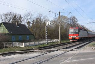 Водитель автобуса, протараненного поездом, выехал на красный свет