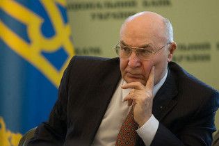 Янукович не будет увольнять Стельмаха с должности главы НБУ