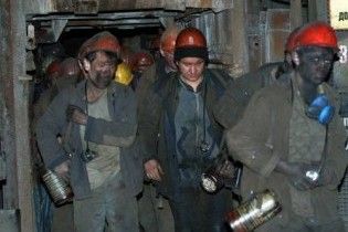 Двое горняков оказались под завалом на шахте Стаханова
