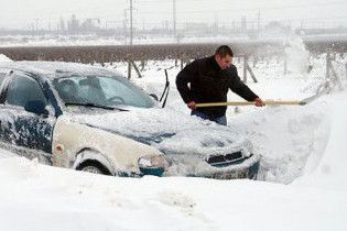 Между Херсоном и Николаевом в заносах застряли 100 автомобилей