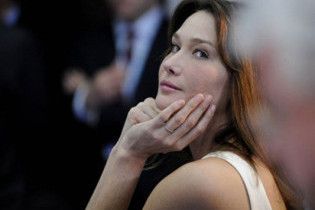 Во Франции готовят к печати скандальную биографию Карлы Бруни