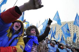 Киевский студент организовал бизнес на митингах Тимошенко и Януковича