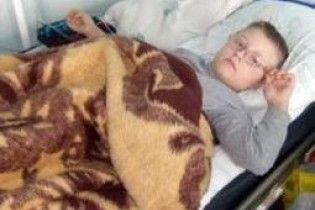 8-летний мальчик возле школы упал в открытый люк с кипятком
