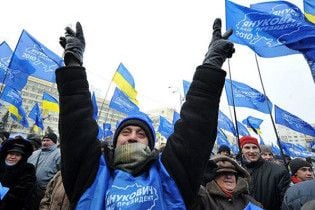 Сторонники ПР под Радой защищают Януковича от оппозиции