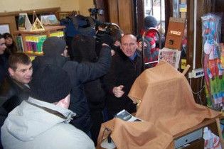 Книжный магазин "Сяйво" в Киеве снова захватили. Директор магазина избит