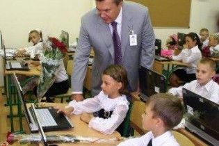 Януковичу придется уволить 100 тысяч учителей