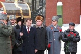 Медведев зажег Вечный огонь
