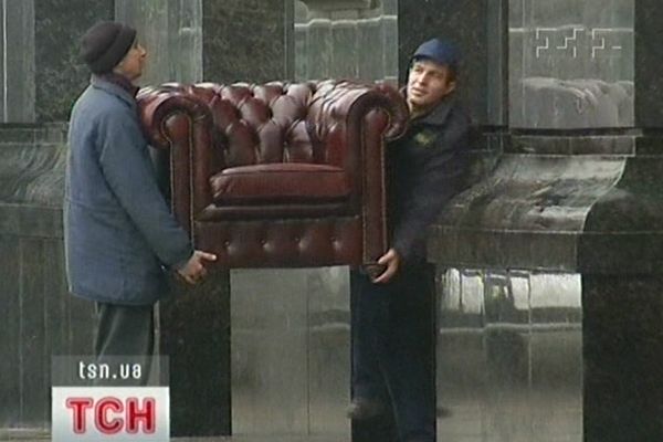 Вантажники виносять крісло