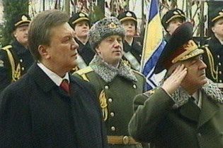 Янукович принял командование украинской армией