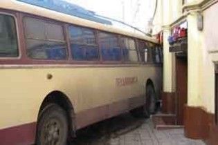 В центре Черновцов троллейбус врезался в столовую
