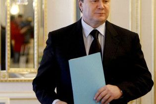 Янукович поздравил женщин с 8 марта