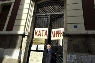 В Греции бастующие стражи порядка не дают напечатать закон об экономии