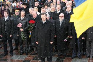 Янукович вручил 11урезанных Шевченковских премий