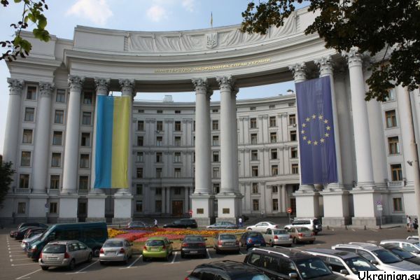 Будівля МЗС із українським прапором