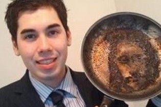 Британец увидел лик Христа на сковороде